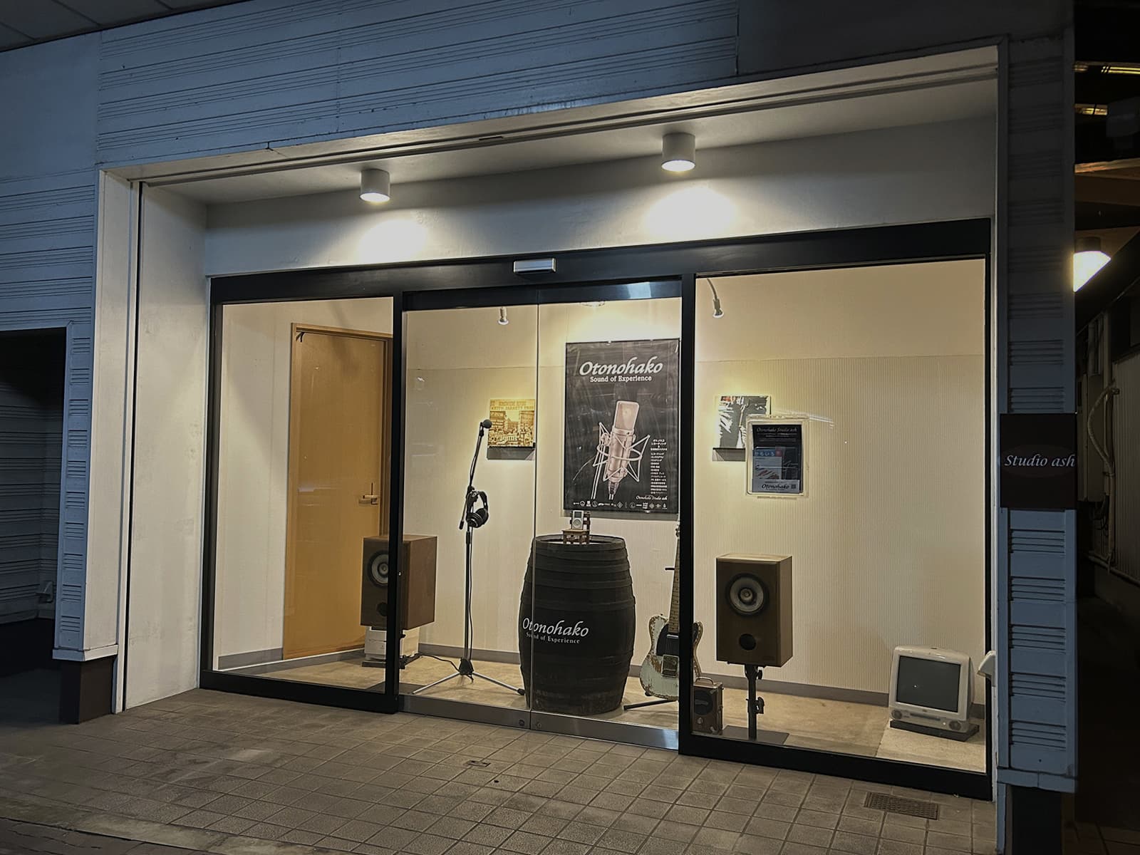 オトノハコスタジオアッシュ正面ショーウインドウ画像