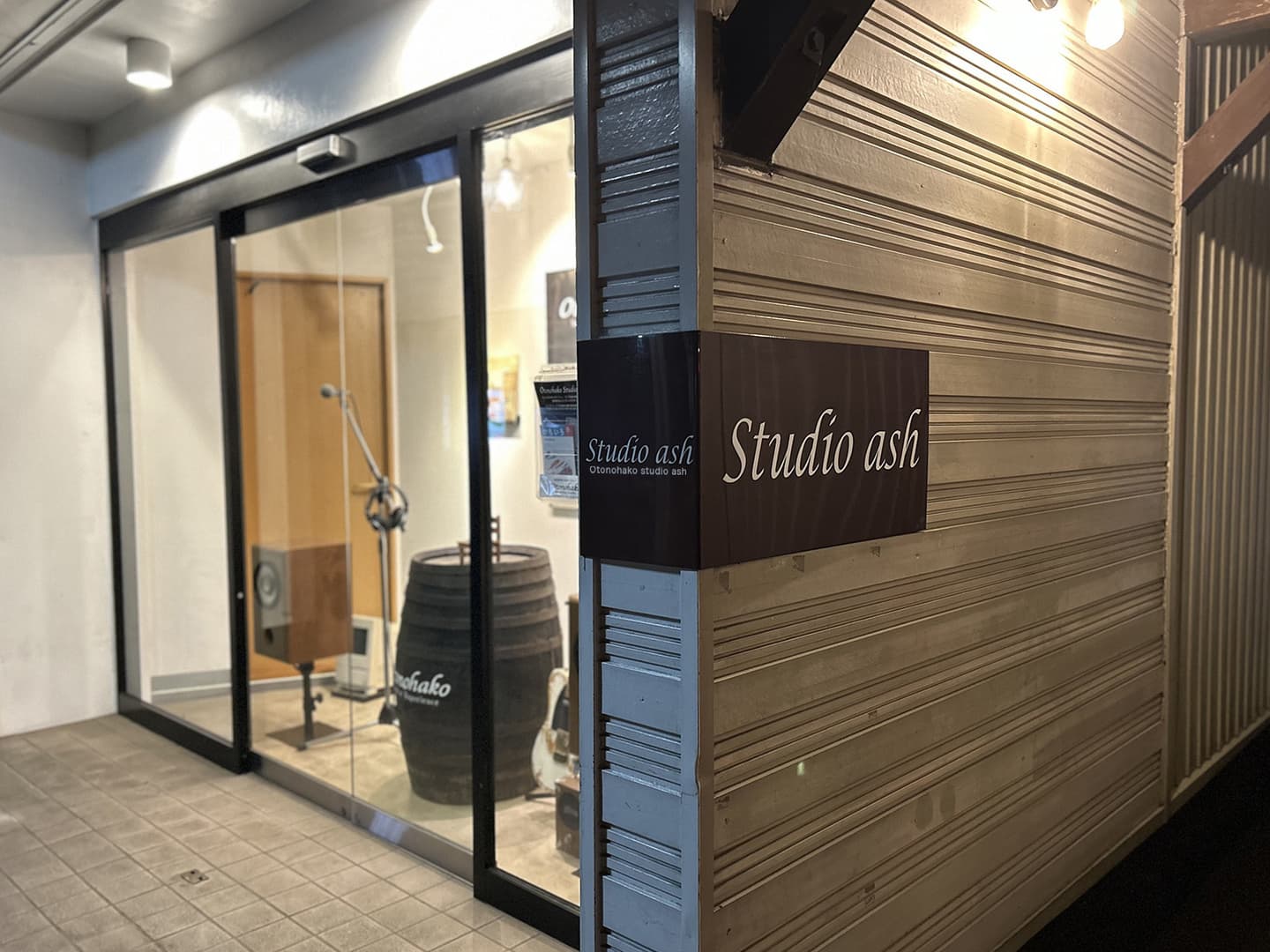 オトノハコスタジオアッシュ正面ショーウインドウ画像